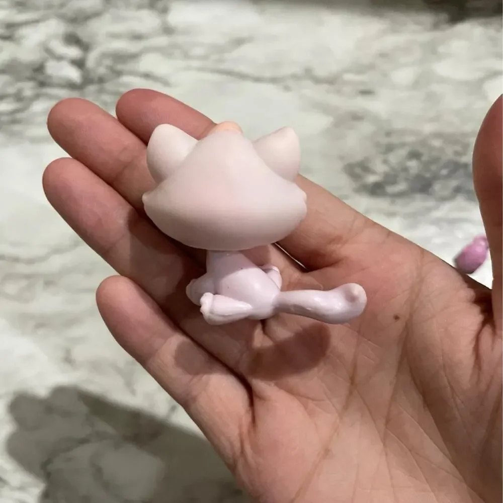 606 tabby bonbon cat sitting